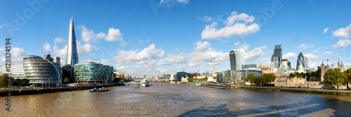 Panorama Aussicht von der Tower Bridge in London auf die City und den Shard