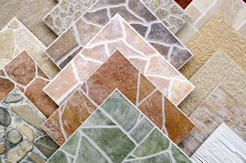 Fotografia Samples of a colorful ceramic tile closeup