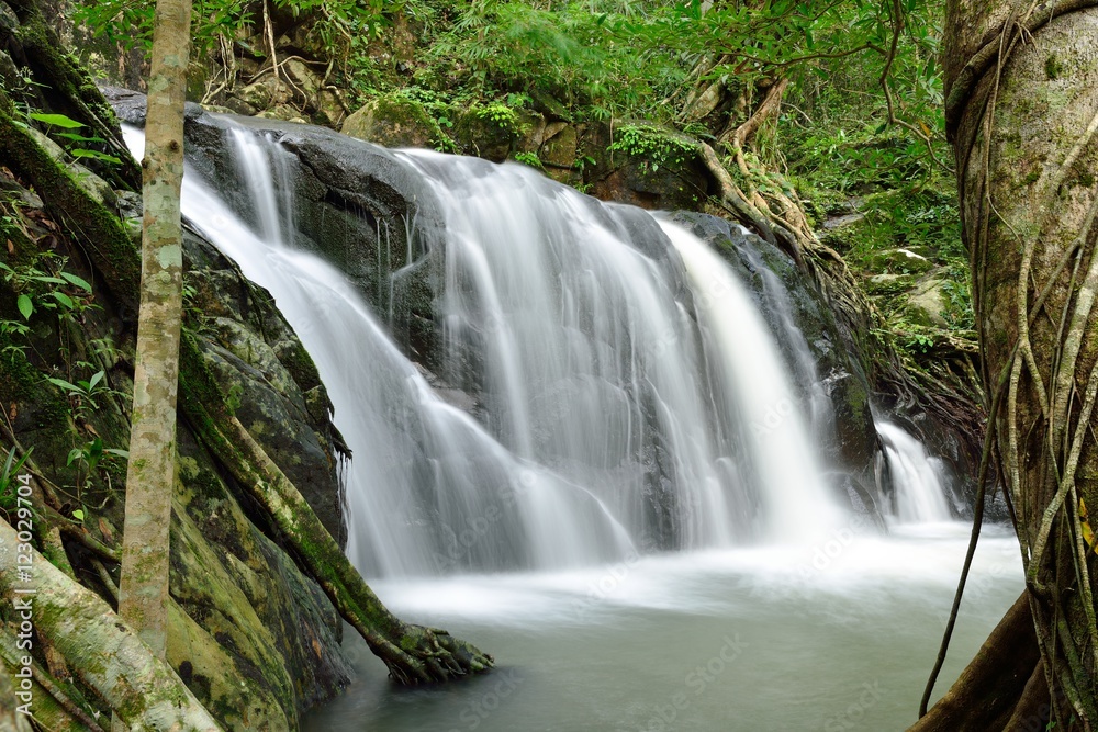 Obraz premium beautiful famous waterfalls at Jedkot, Saraburi, Thailand