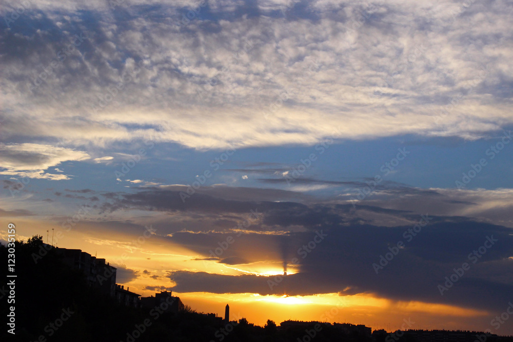Obraz premium Puesta de sol en zaragoza, España