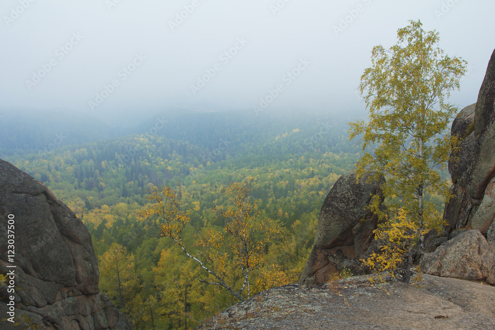 Красивый сибирский пейзаж. На краю скалы. Beautiful Siberian landscape. On the edge of the rock.