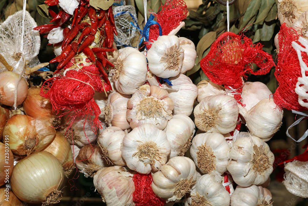 Knoblauch, Zwiebel und Chili auf dem Markt in Lissabon. Portugal Stock ...