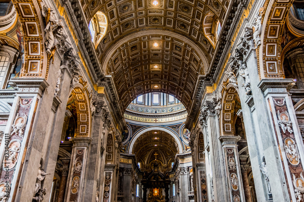 Intérieur de la Basilique Saint-Pierre du Vatican à Rome