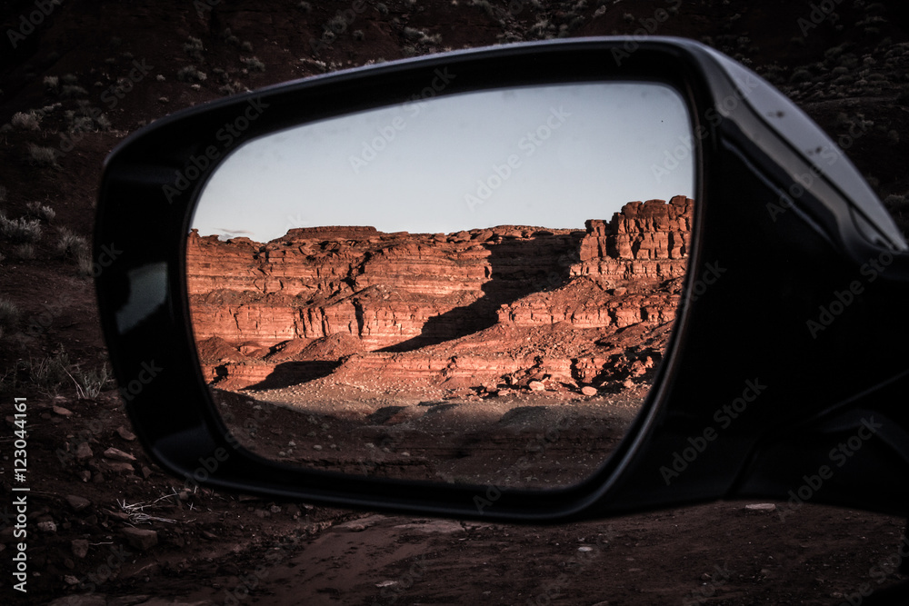 Fototapeta premium Rocks in the cars side mirror