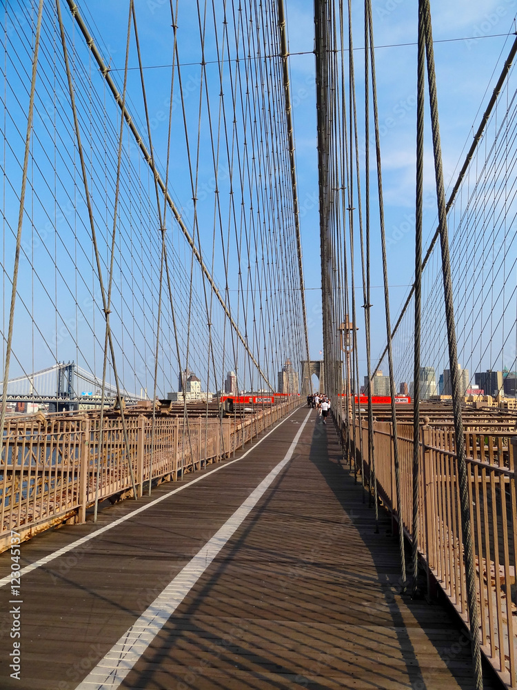 Obraz premium Fuß- und Fahrradweg der Brooklyn Bridge New York