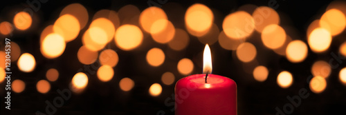 Brennende Kerze am 1. Advent als Panorama Hintergrund