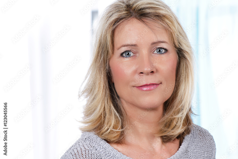 Hübsche Frau über fünfzig im Portrait Hübsche Frau über fünfzig im Portrait