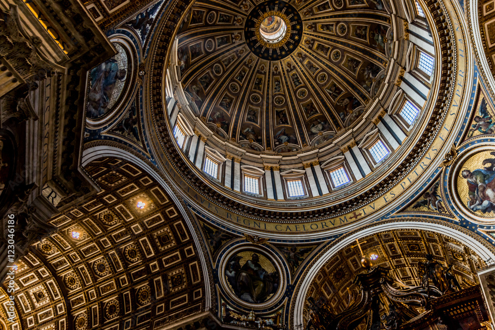 Intérieur de la Basilique Saint-Pierre du Vatican à Rome