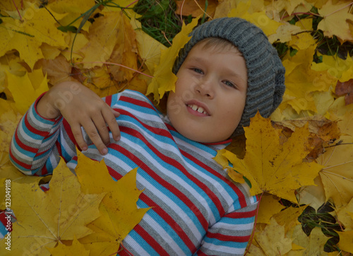 Мальчик в кленовых листьях