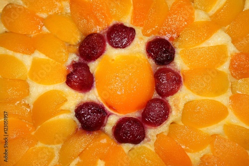 Cœur de tarte aux abricots et cerises photo