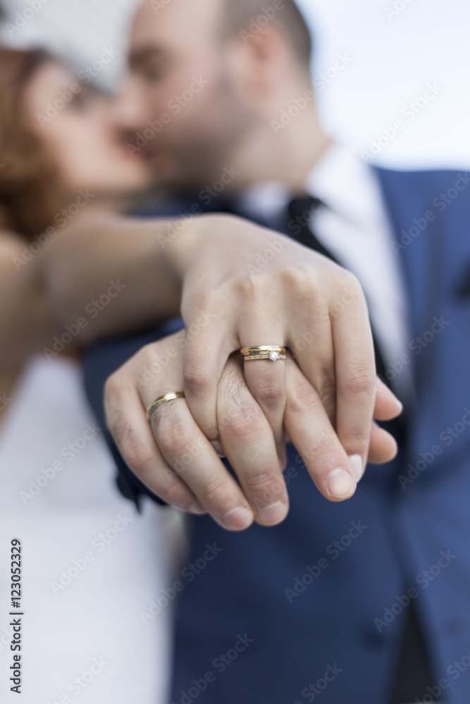 Obraz premium Newly wedding couple place their hands together showing off thei
