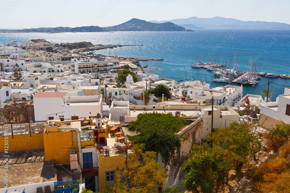 Obraz premium View of the old town of Naxos and its port from the catle.