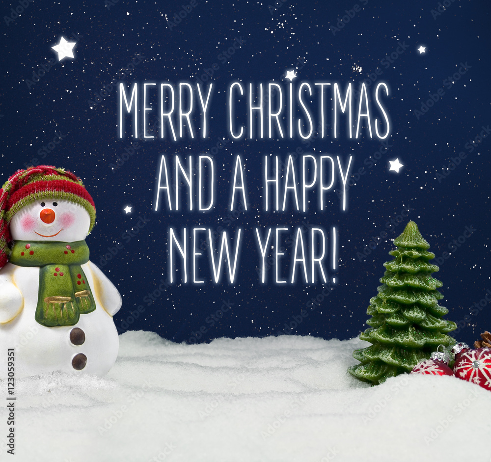 Schneemann und Tannenbaum mit weihnachtlicher Dekoration vor
