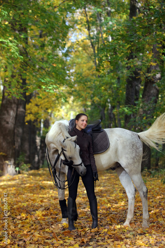Young woman with horse in autumn woods     © horsemen