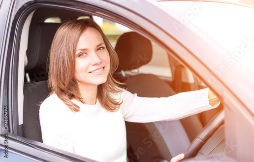 Young attractive woman driving his car © Production Perig
