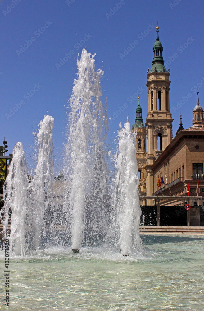 Fuente de mármol en plaza del Pilar, Zaragoza (España)