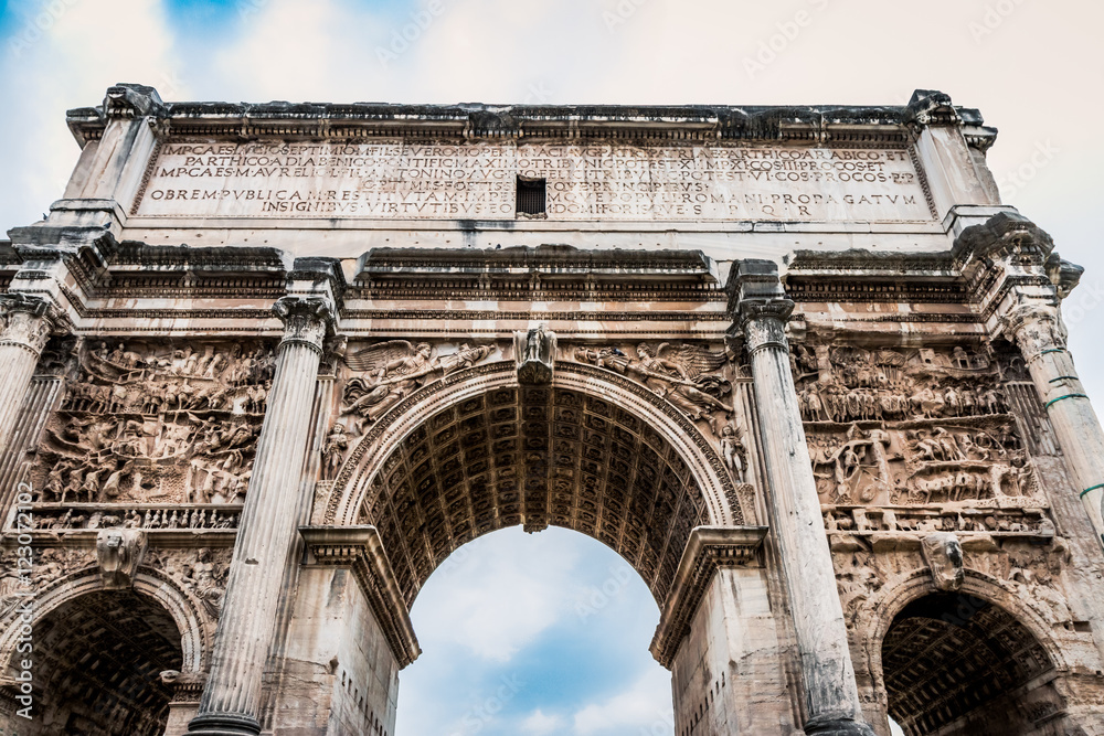 Dans le Forum Romain l'Arc de Septime Sévère