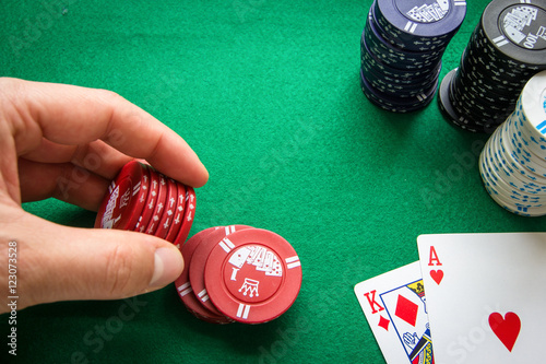 Einsatz beim Pokern mit Ass und König. photo