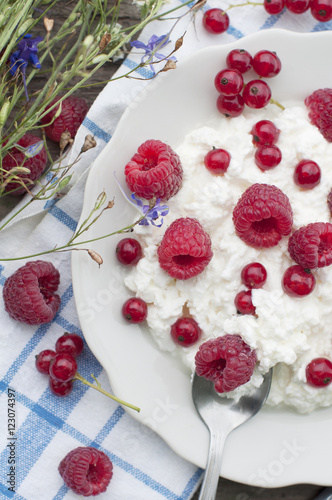 Cottage cheese with raspberry and currant