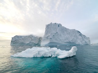 Plexiglas schilderij Gletsjers IJsbergen in arctische ijsfjord  © murattellioglu