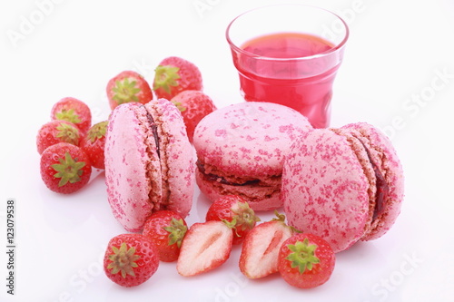 Macaroons ai frutti rossi e fragolino photo