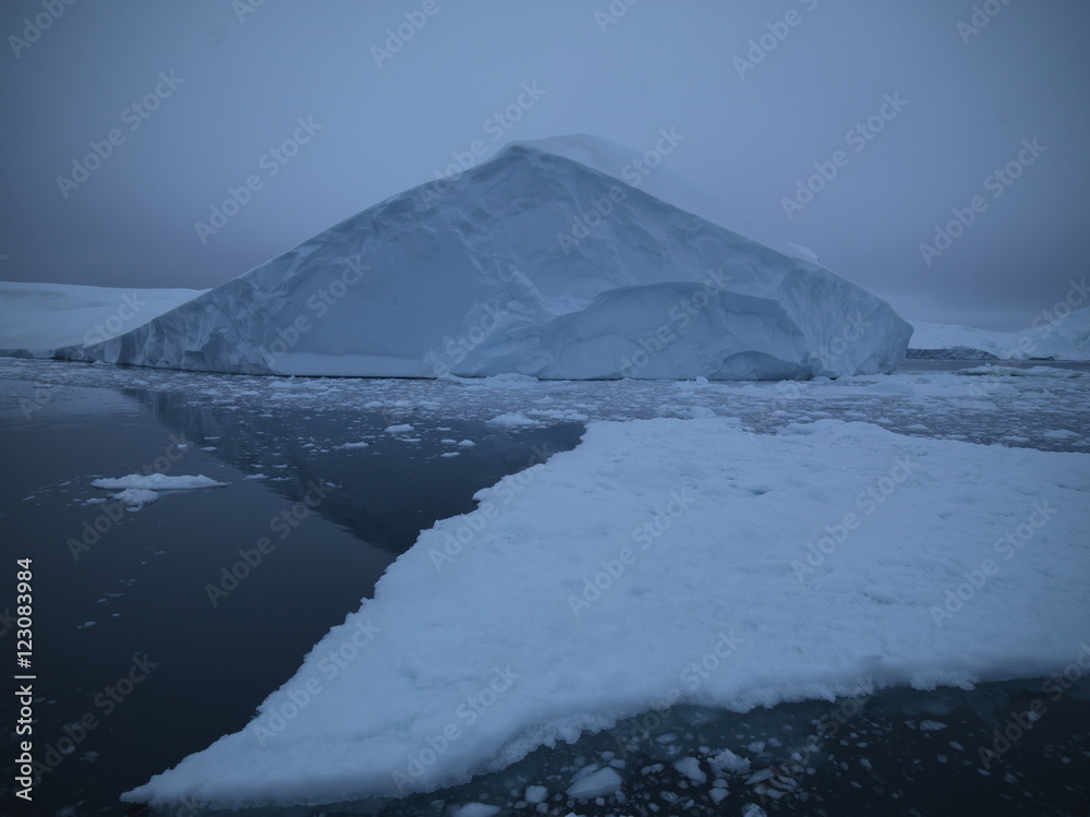 Icebergs are on the arctic ocean Icebergs are on the arctic ocean