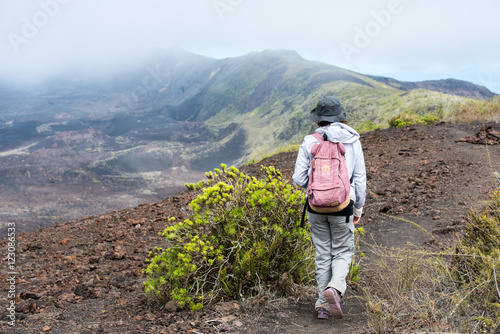 ボルカンチノを登山する女性