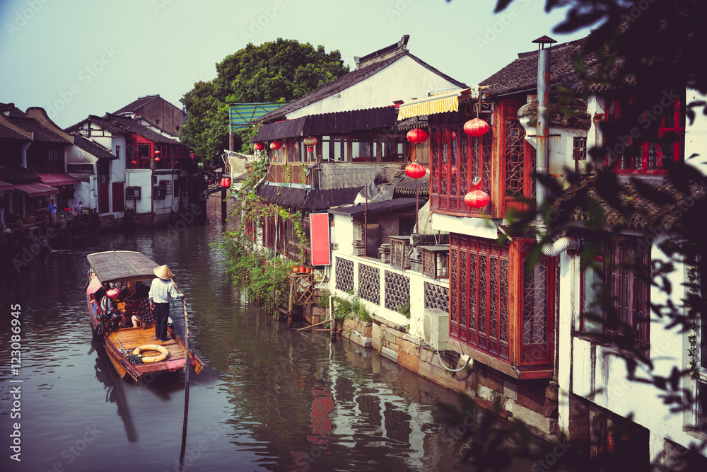Obraz premium China traditional tourist boats at Shanghai Zhujiajiao town with boat and historic buildings, Shanghai China