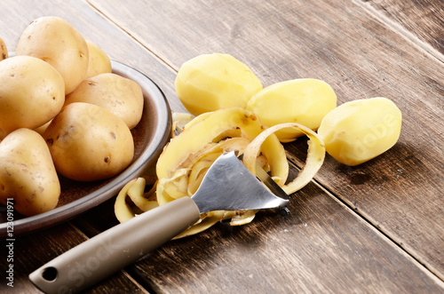 Obraz na płótnie Peeling potatoes w salonie