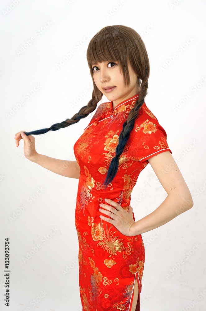 チャイナドレスの女性