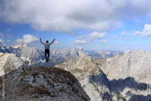 Freudensprung am Felsgipfel