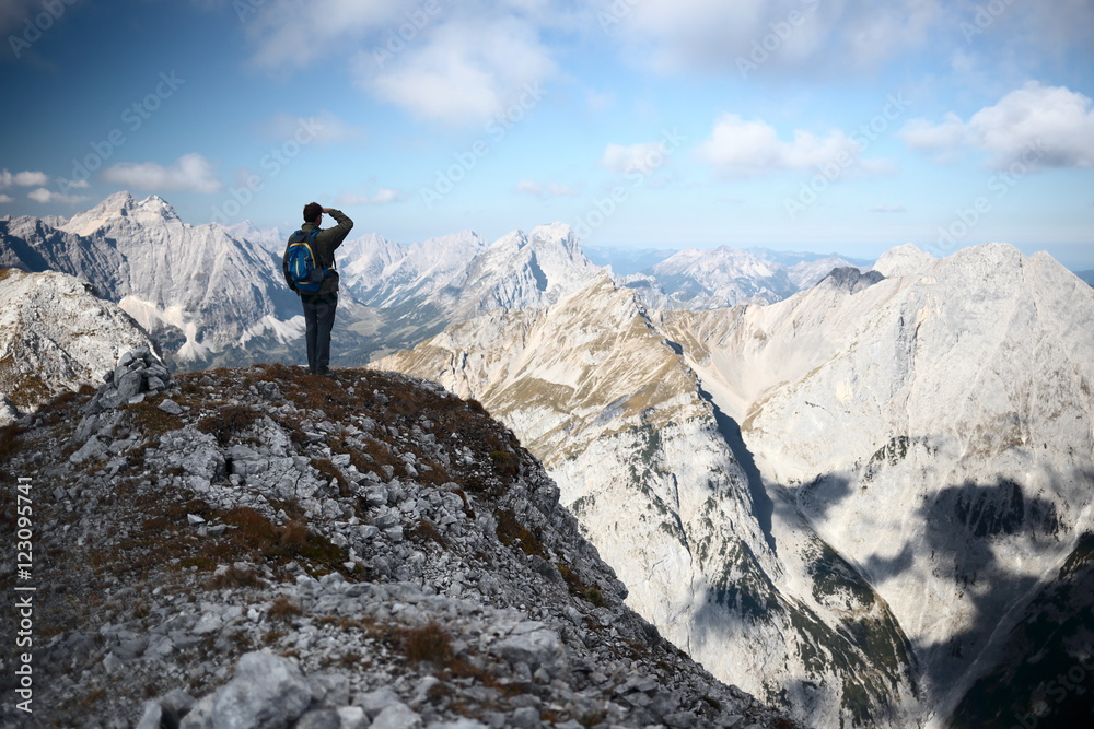 Bergsteiger blickt ins Umland