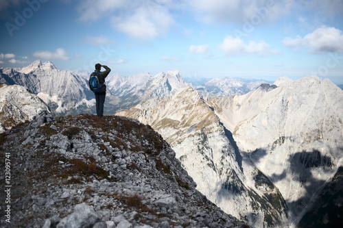 Bergsteiger blickt ins Umland © rupbilder