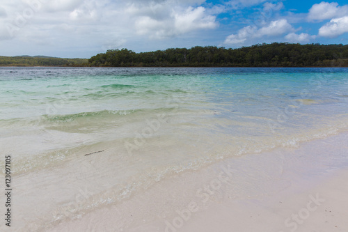 Fototapeta Naklejka Na Ścianę i Meble -  Crystal clear waters of Lake McKenzie, Fraser Island, Australia
