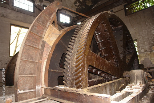 Poleas dentadas de una vieja máquina d extracción de un pzo plano en Asturias