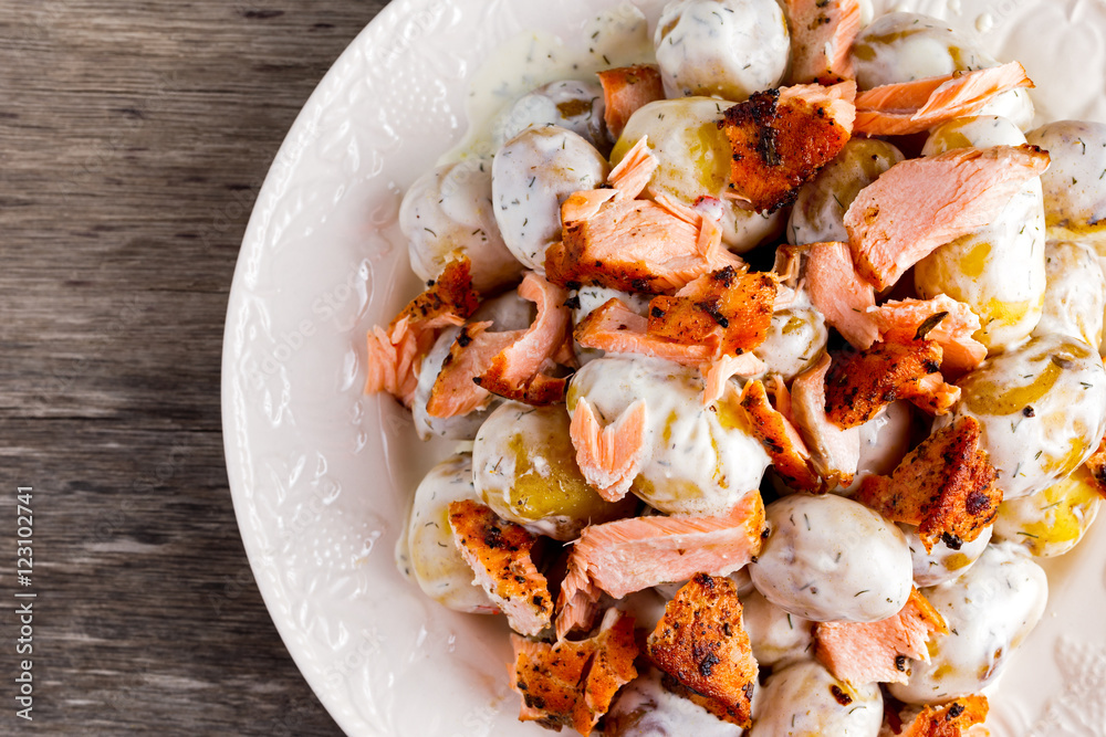 Salmon and young potato warm salad with a lemony yogurt dressing Salmon and young potato warm salad with a lemony yogurt dressing