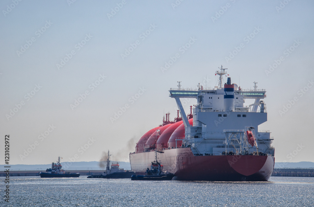 LNG TANKER IN THE PORT OF SWINOUJSCIE LNG TANKER IN THE PORT OF SWINOUJSCIE