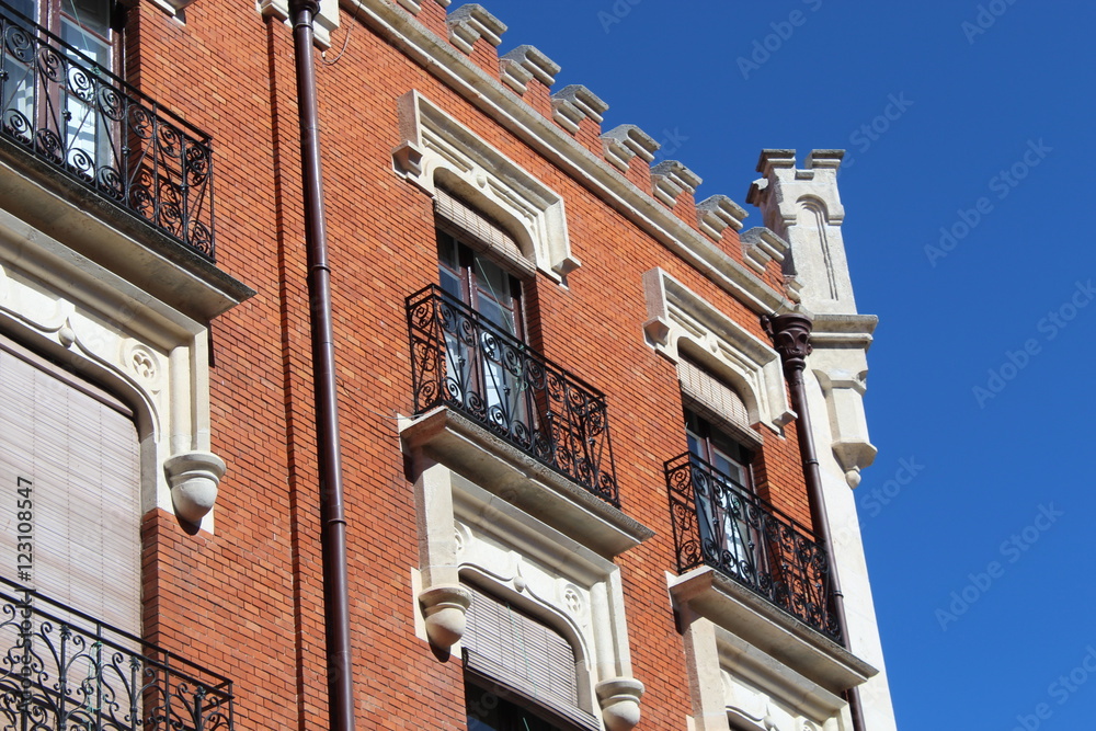 Obraz premium Ciudades, casas antiguas y nuevas. Palacios.