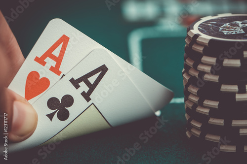 Zwei Asse mit Chips Poker