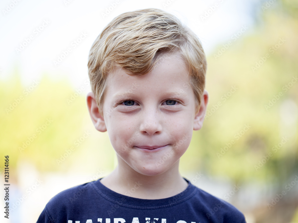 Niño rubio con camiseta azul foto de Stock | Adobe Stock