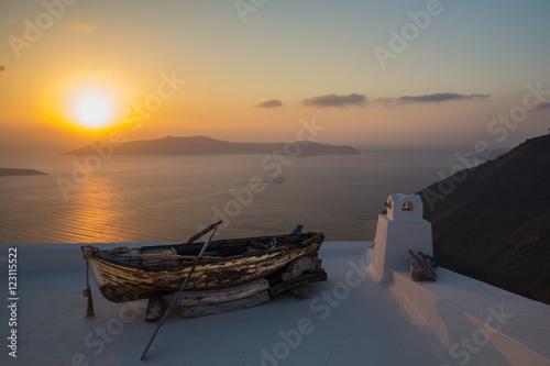 Sonnenuntergang in Santorini mit Boot