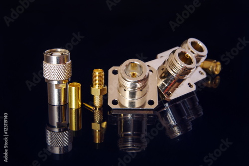 Different high-frequency connectors for high-speed data transmission.