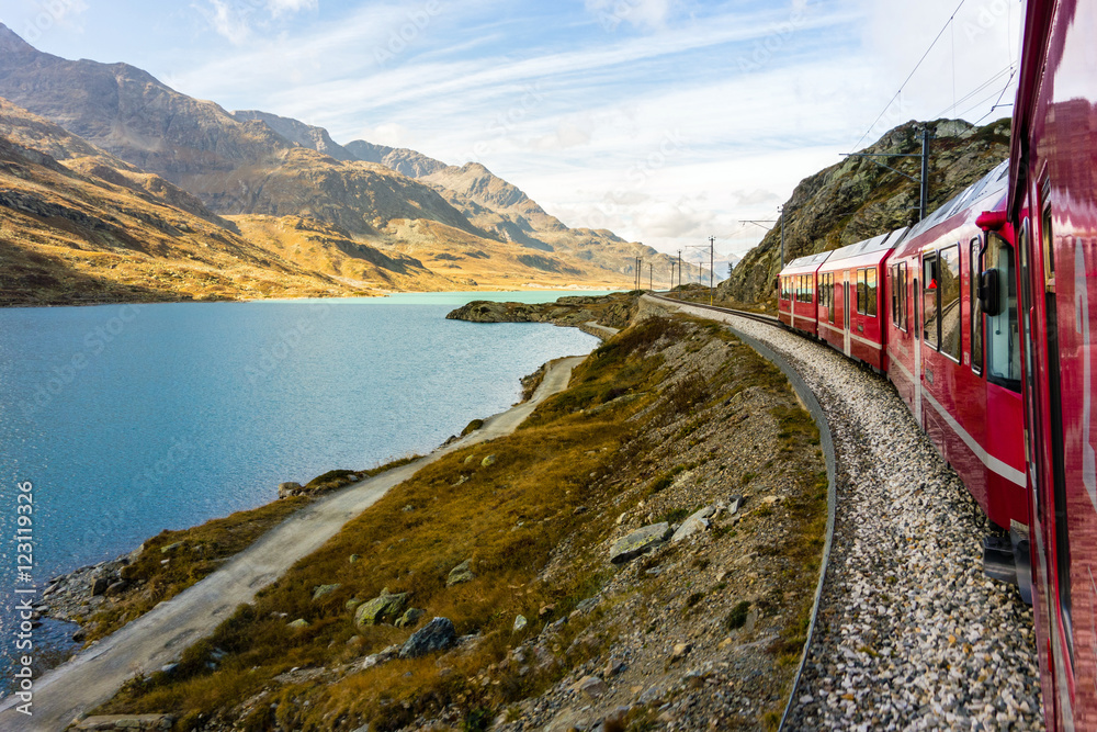 Lago Bianco, Bernina Express Eisenbahn, Graubünden, Schweiz Stock Photo |  Adobe Stock