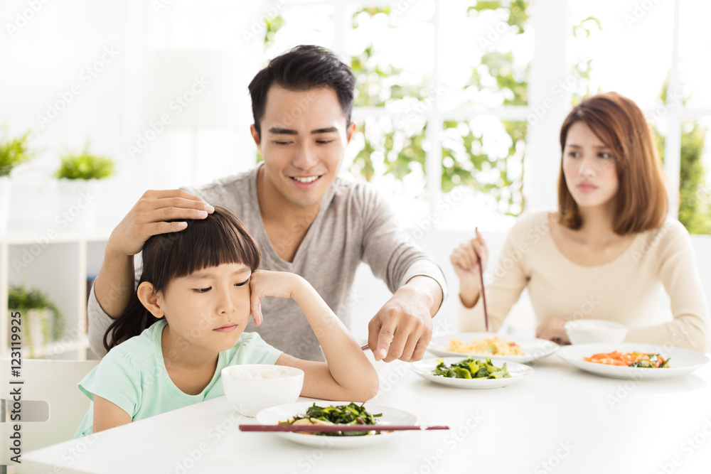 child refuses to eat while family dinner