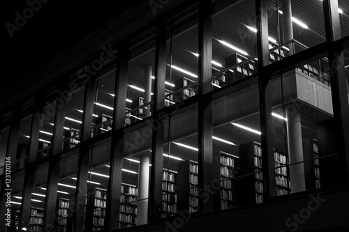 Bauhaus Universität Bibliothek Weimar bei Nacht