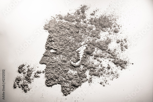 Foto Man head spiting dust drawing in grey ash