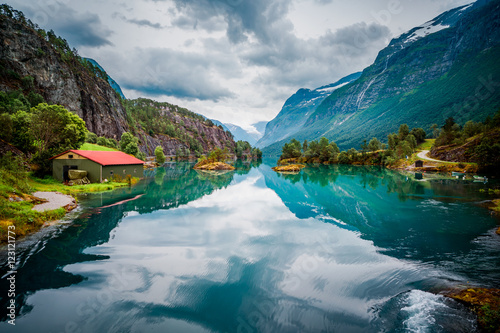 jezioro lovatnet Piękna przyroda Norwegia.