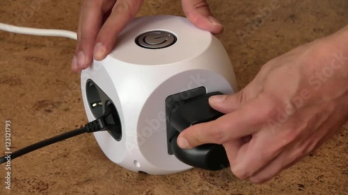 Netzadapter an den Verteiler anstecken und einschalten