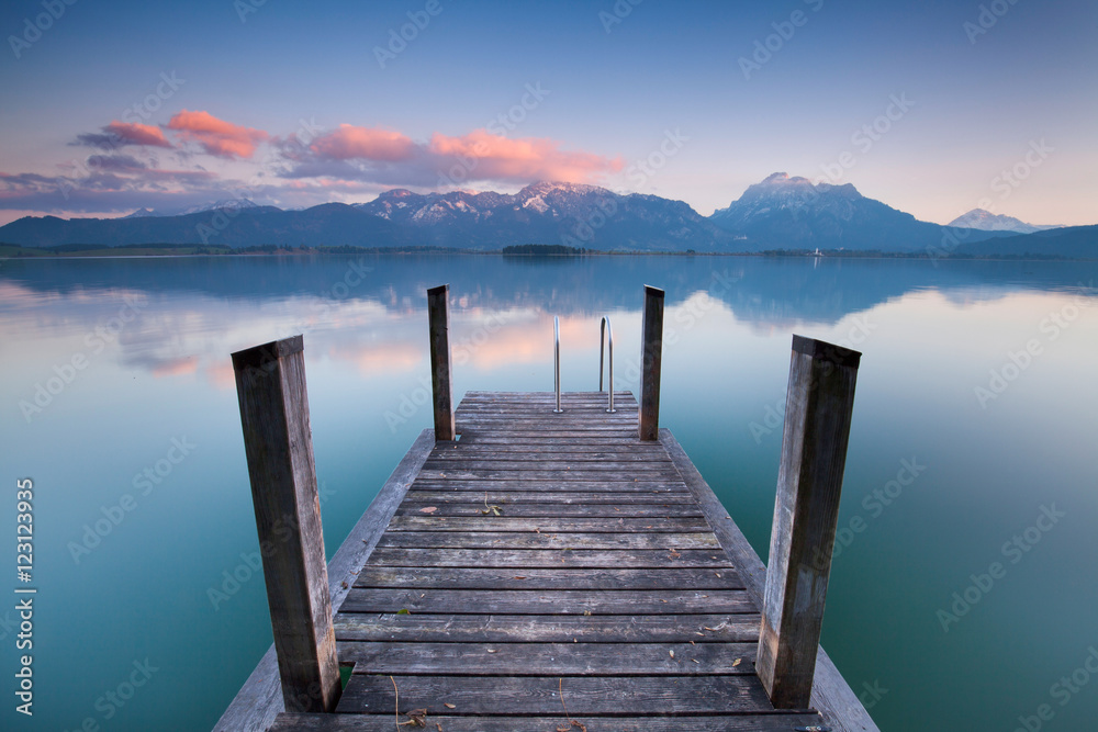 Fototapeta premium stiller See im Herbst, alter Holzsteg am Seeufer