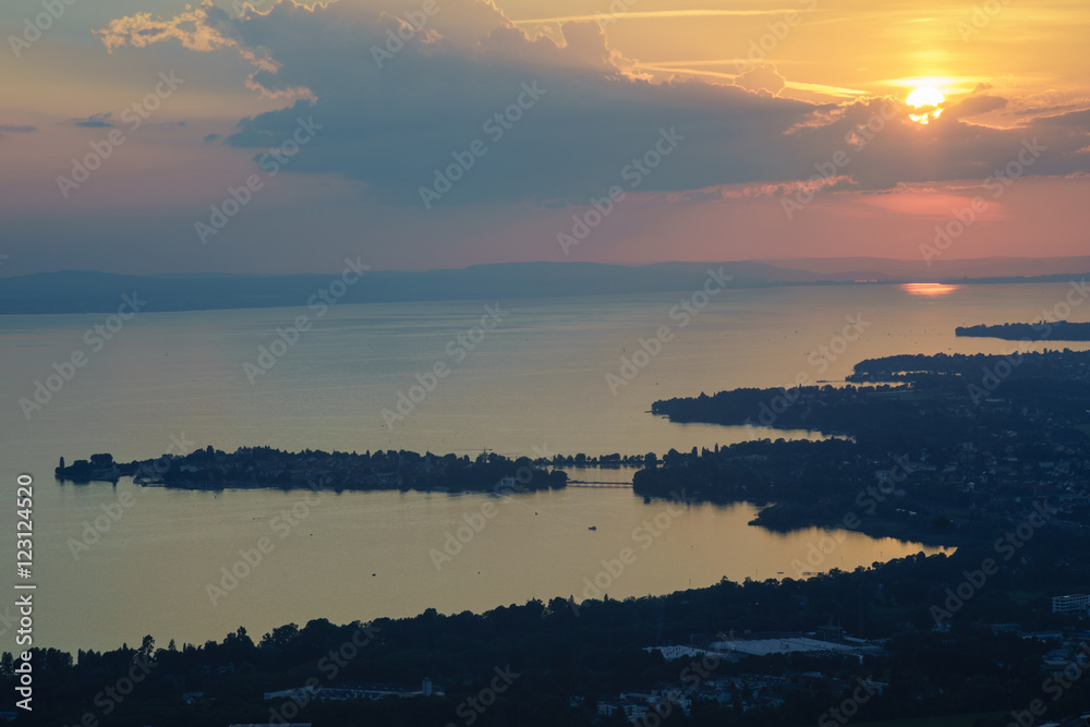Blick vom Pfänder (A) auf den Bodensee bei Sonnenuntergang